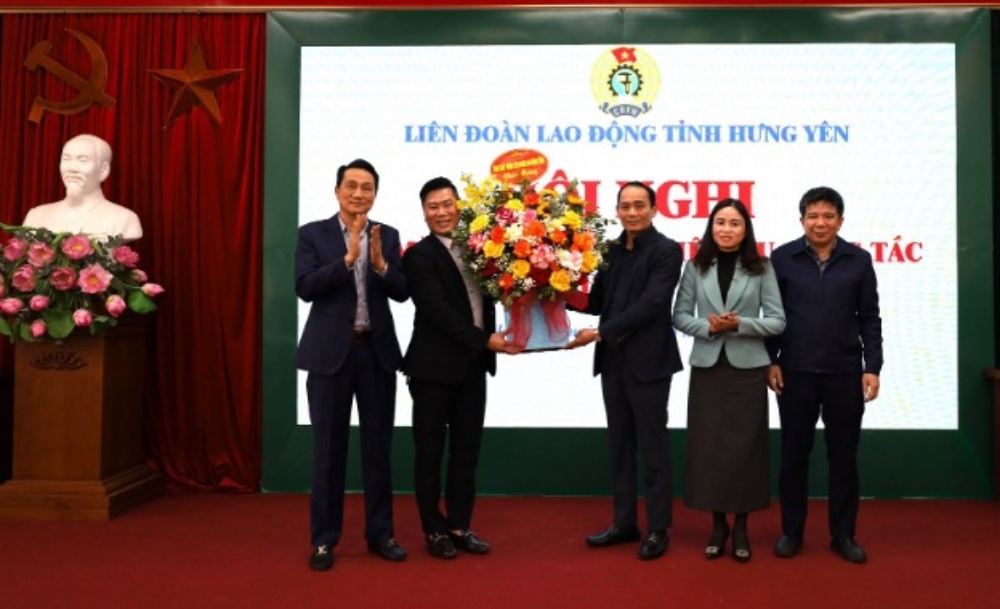 The Standing Committee of the Provincial Federation of Labor presented flowers to congratulate Mr. Dang Van Dien - the new Chairman of the Hung Yen Provincial Federation of Labor. Photo: Mai Thoang