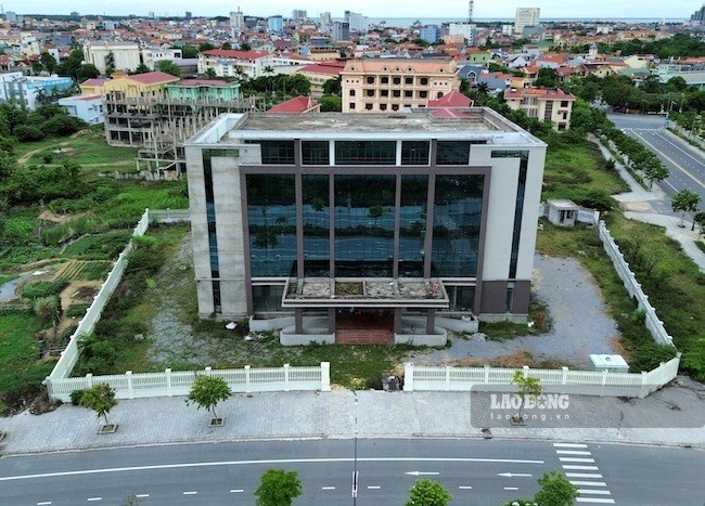 The Quang Binh Health Education and Communication Center project is behind schedule and has just had its investment policy adjusted, adding capital from the provincial budget. Photo: Cong Sang