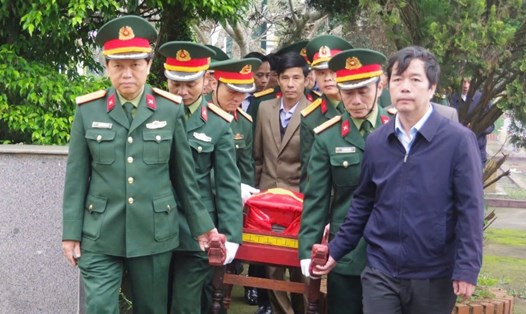 Hài cốt liệt sĩ được đưa vào an táng tại nghĩa trang. Ảnh: Xuân Diện