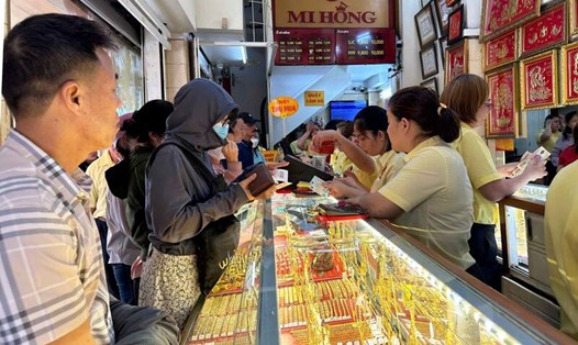 Người dân TPHCM đổ xô đi mua vàng. Ảnh: Ngọc Ánh