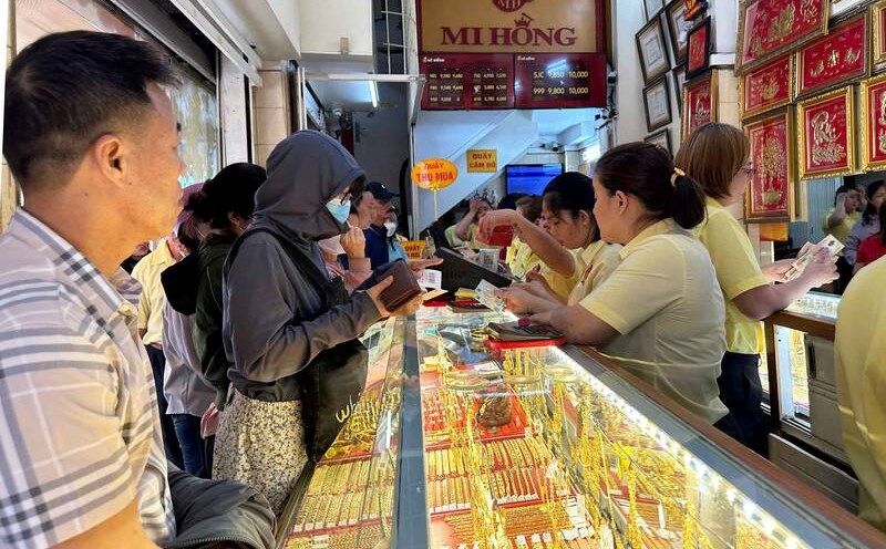 Ho Chi Minh City residents rushed to buy gold. Photo: Ngoc Anh