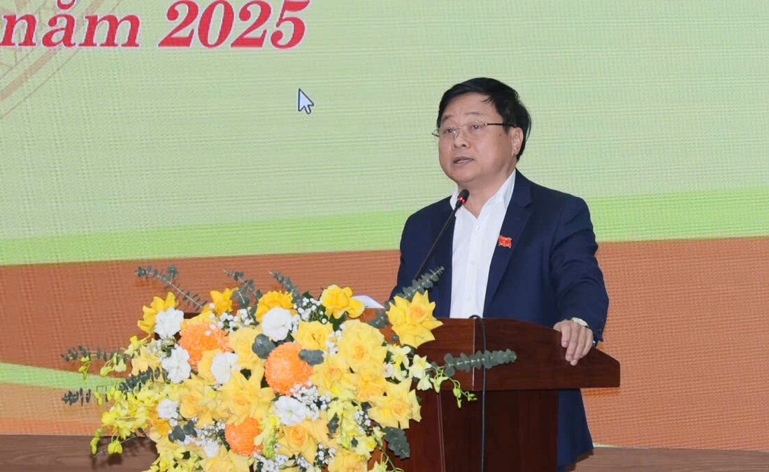 Mr. Nguyen Phuc Nhan - Director of the Quang Ngai Department of Construction presented the draft Resolution at the Session. Photo: Vien Nguyen.