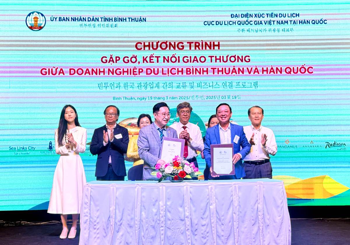 Giam doc So Van hoa, The thao va Du lich tinh Binh Thuan ky ket hop tac voi  Van phong dai dien xuc tien du lich cua Cuc du lich Quoc gia Viet Nam tai Han Quoc.