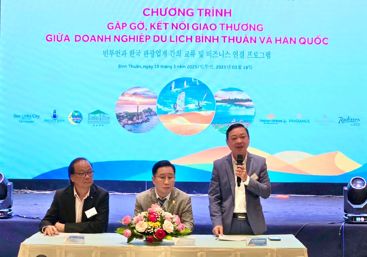 Giam doc So VHTT&DL tinh Binh Thuan tra loi cac cau hoi tu cac doi tac du lich Han Quoc. Anh: Duy Tuan 