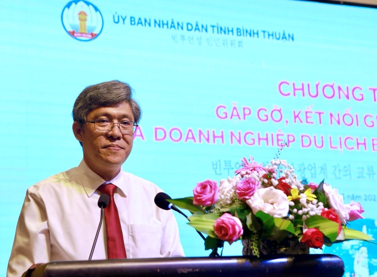 Ong Nguyen Minh - Pho Chu tich UBND tinh Binh Thuan chao don cac doi tac du lich Han Quoc. Anh: Duy Tuan 