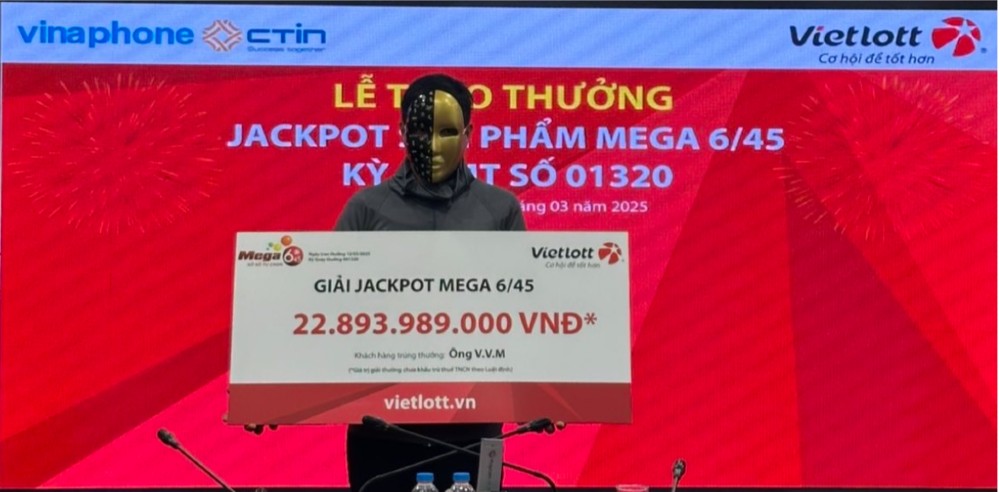 Mr. V.V.M received the Mega 6/45 QSMT 01320 Lottery Jackpot. Photo: Vietlott