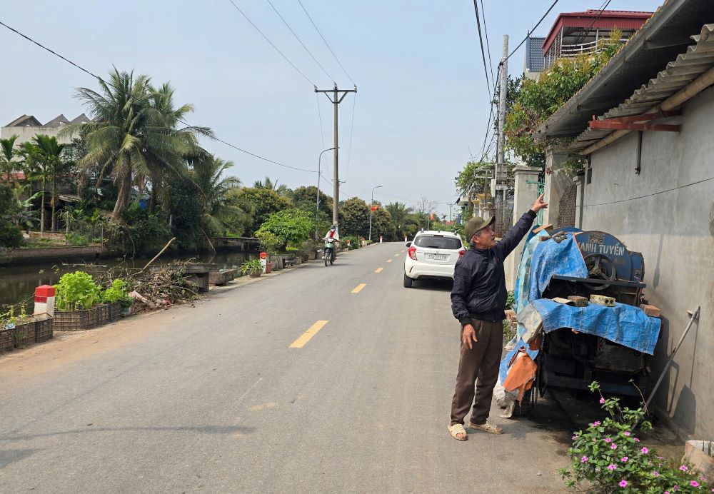 Ong Dinh chi cho PV Lao Dong phan tai san nam tren dat ma gia dinh ong da phai thao do khi hien dat lam duong. Anh: Trung Du 