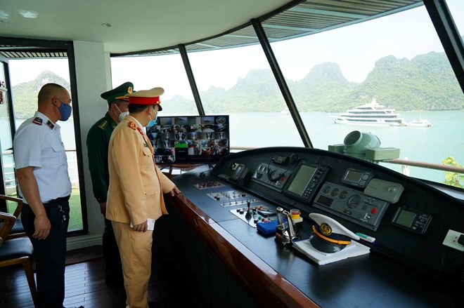The authorities check the safety of watercraft. Photo: Tien Nguyen