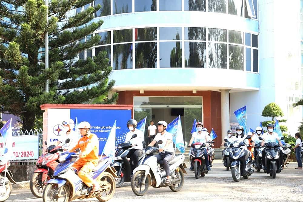 Every year, PC Dak Nong actively propagates in response to the Earth Hour campaign. Photo: Tam An