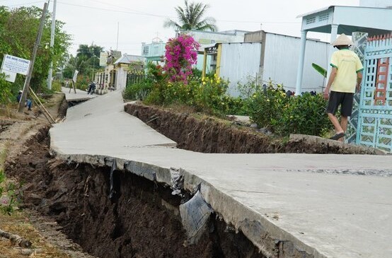 In 2024, drought caused serious landslides on many traffic routes in Ca Mau. Photo: Nhat Ho
