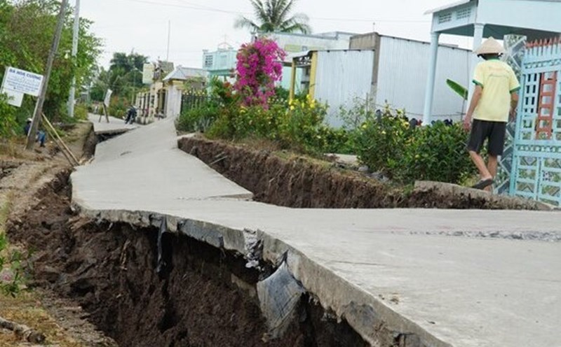 In 2024, drought caused serious landslides on many traffic routes in Ca Mau. Photo: Nhat Ho