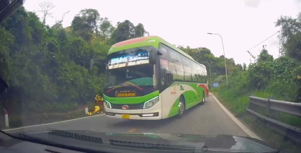 Hình ảnh xe khách vượt ẩu bị camera người dân ghi hình lại cung cấp cho Cảnh sát. Ảnh: Lam Hồng 
