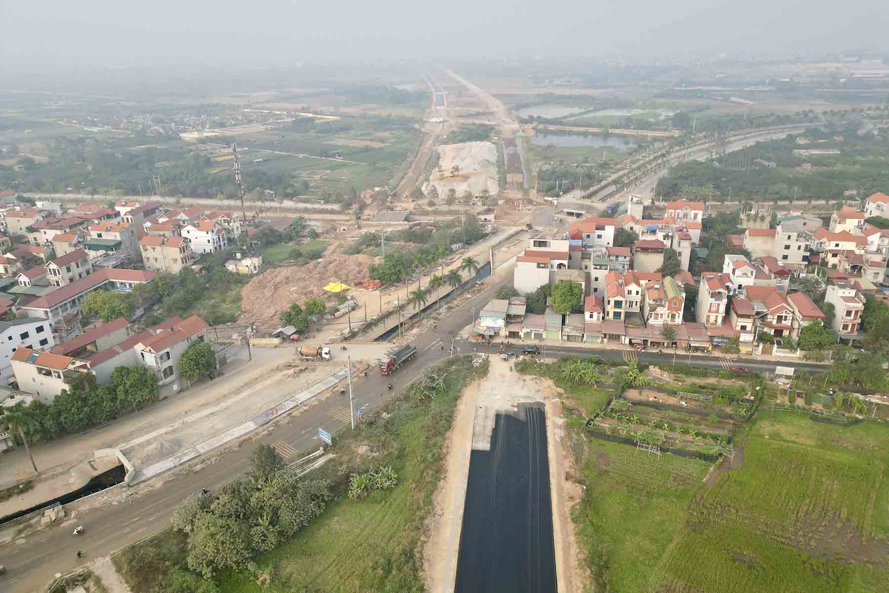 The Ring Road 4 project passes through the area (Dan Phuong district, Hanoi). Photo: Huu Chanh