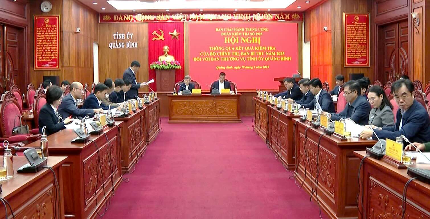 El equipo de inspeccion del Politburo trabajo con el Comite del Partido Provincial de Quang Binh el 19 de marzo. Foto: Phan Hanh
