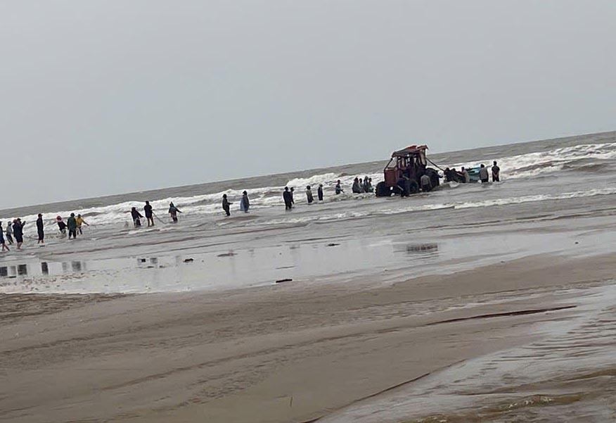 One of the three sunken boats was towed ashore. Photo: Tran Tuan.