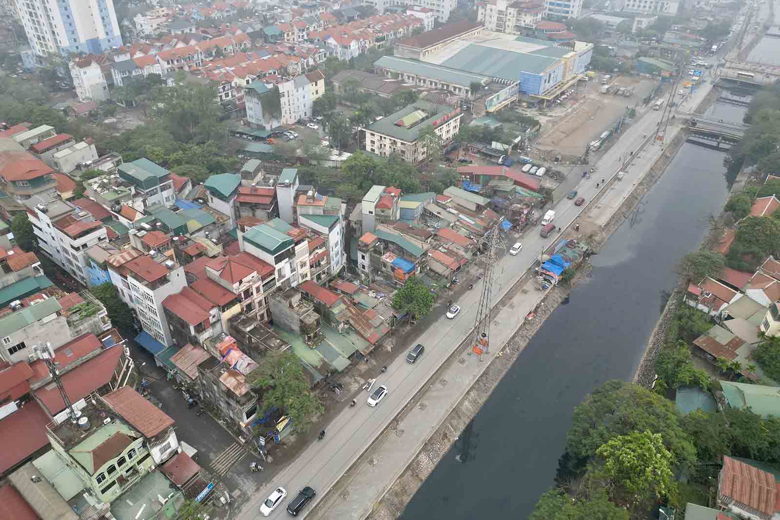 The Tam Trinh road expansion project cannot be implemented synchronously because most of the site has not been cleared. Photo: Huu Chanh
