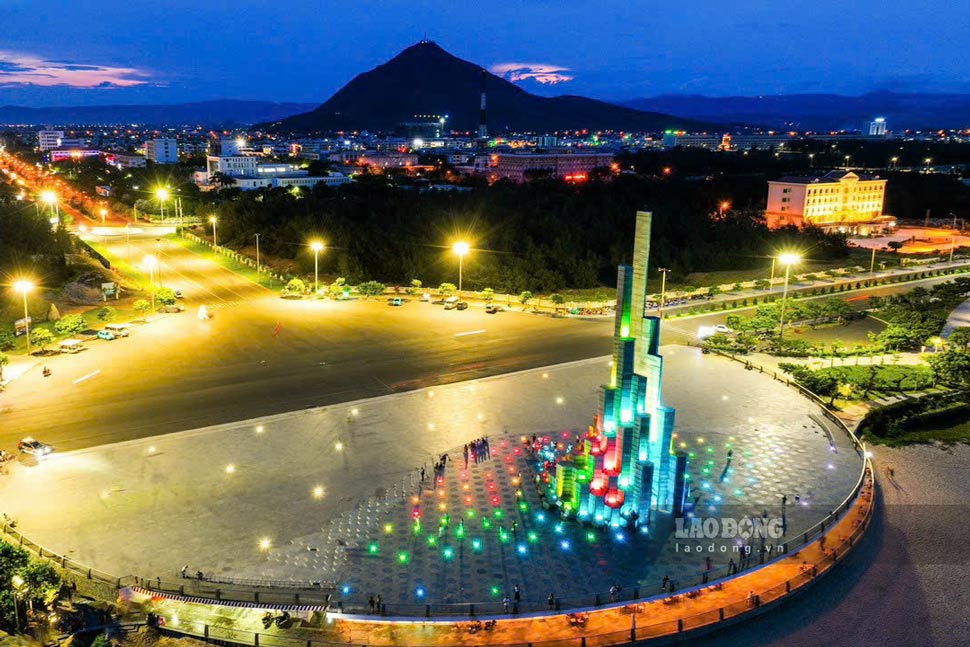 Nghinh Phong Tower, a new symbol of Phu Yen, attracts a large number of tourists. Photo: Tin Phan