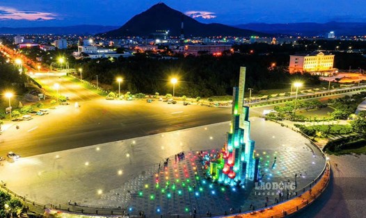 Tháp Nghinh Phong, biểu tượng mới của Phú Yên thu hút đông đảo khách du lịch. Ảnh: Tín Phan