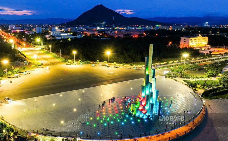 Nghinh Phong Tower, a new symbol of Phu Yen, attracts a large number of tourists. Photo: Tin Phan