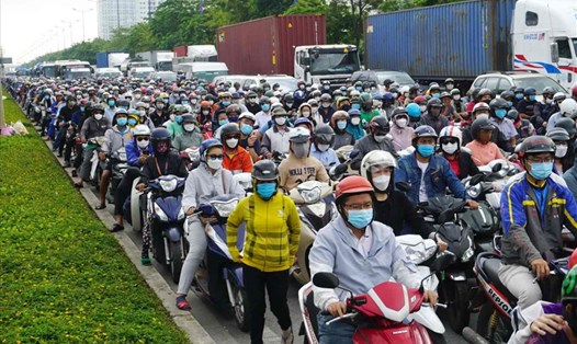 Kẹt xe trên đường Võ Nguyên Giáp (trước là Xa lộ Hà Nội) hướng vào trung tâm TPHCM.  Ảnh: Minh Quân