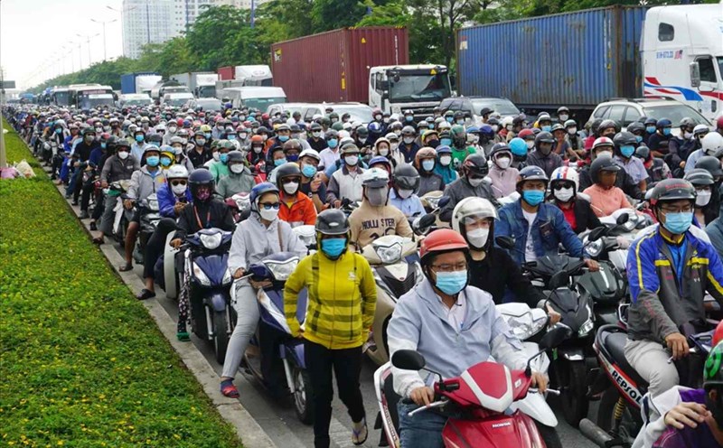 Traffic congestion on Vo Nguyen Giap Street (formerly Hanoi Highway) towards the center of Ho Chi Minh City. Photo: Minh Quan