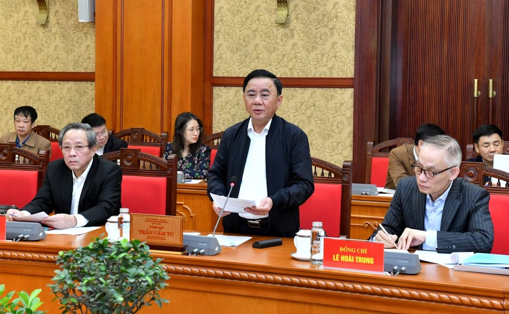 Politburo member and Standing member of the Secretariat Tran Cam Tu mentioned the content related to restructuring the apparatus and reorganizing administrative units. Photo: Dang Khoa