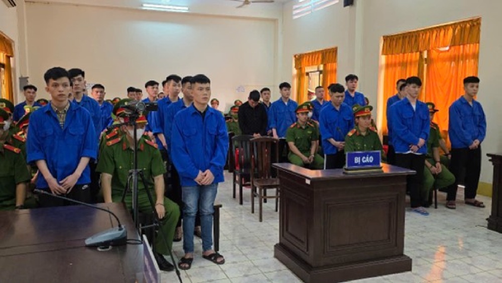 28 bị cáo trong vụ hỗn chiến do tranh giành đất ở Phú Quốc nghe tuyên án. Ảnh: Văn Vũ