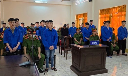 28 bị cáo trong vụ hỗn chiến do tranh giành đất ở Phú Quốc nghe tuyên án. Ảnh: Văn Vũ