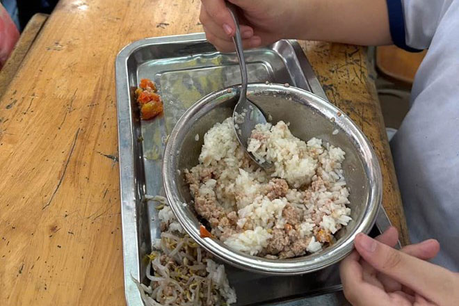 The education sector has concluded the case of denouncing the Principal in Nha Trang for overcharging and eating students' meals. Photo: Huu Long