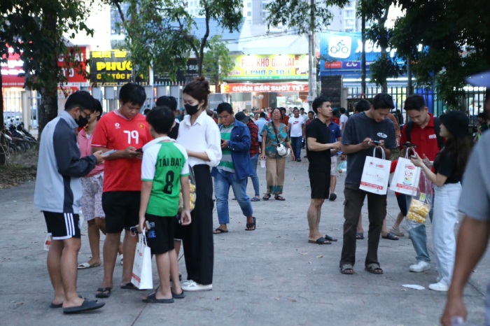 Co dong vien den san co vu doi tuyen Viet Nam. Anh: Thanh Vu