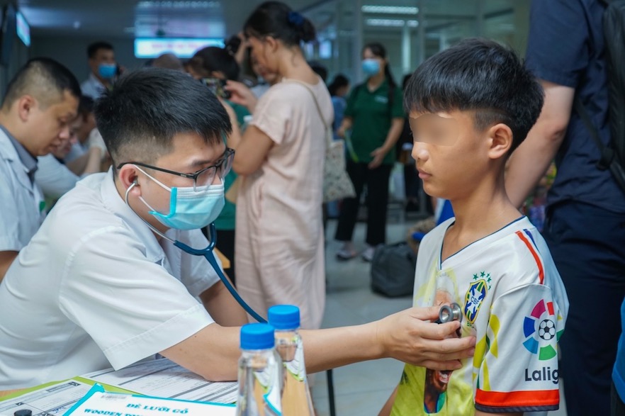 The doctor is examining the child. Illustrative photo: Thanh Xuan