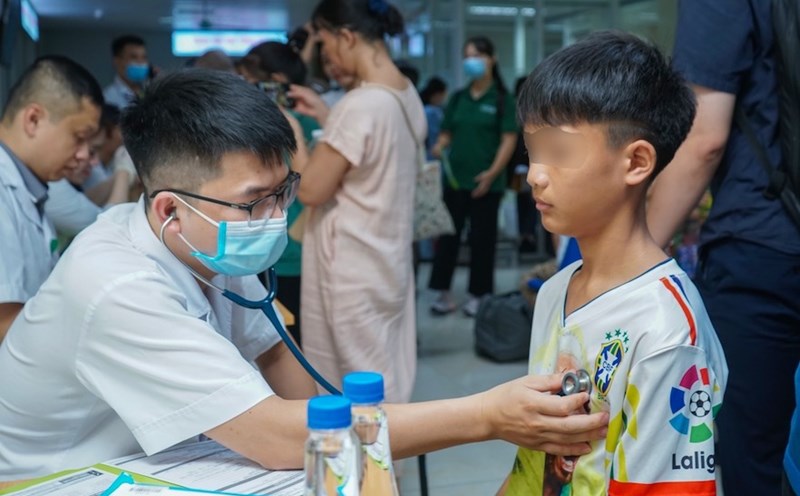 The doctor is examining the child. Illustrative photo: Thanh Xuan