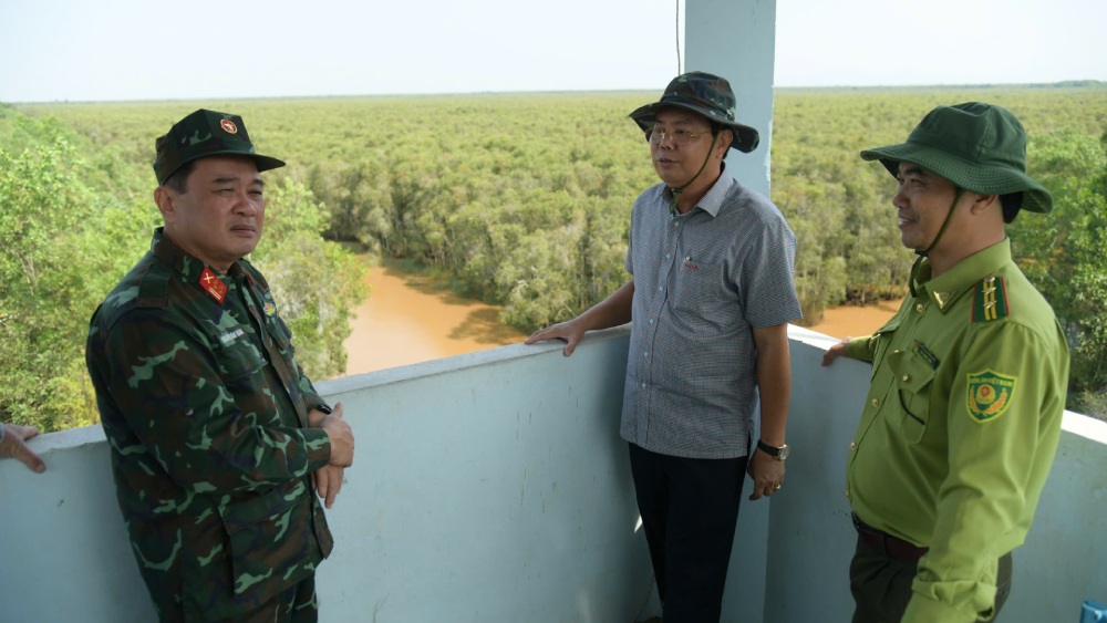 Kien Giang Provincial Party Secretary Nguyen Tien Hai inspected forest management in Hon Dat district. Photo: Phuong Vu