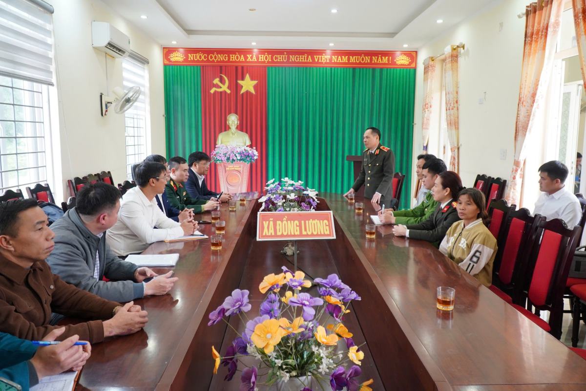 Doan cong tac den tham, lam viec tai xa Dong Luong, huyen Lang Chanh, tinh Thanh Hoa. Anh: Quach Du