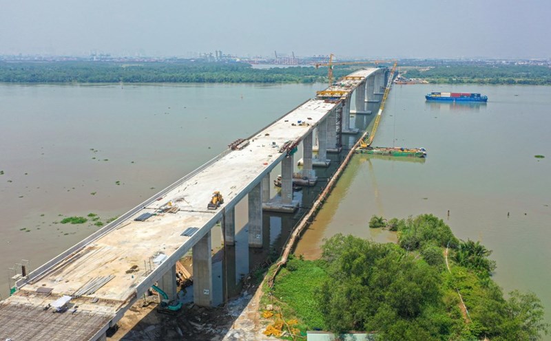 Nhon Trach Bridge across Dong Nai River, connecting Thu Duc City (HCMC) with Nhon Trach District (Dong Nai Province) is the largest bridge in the Ho Chi Minh City Ring Road 3 project. Photo: Anh Tu