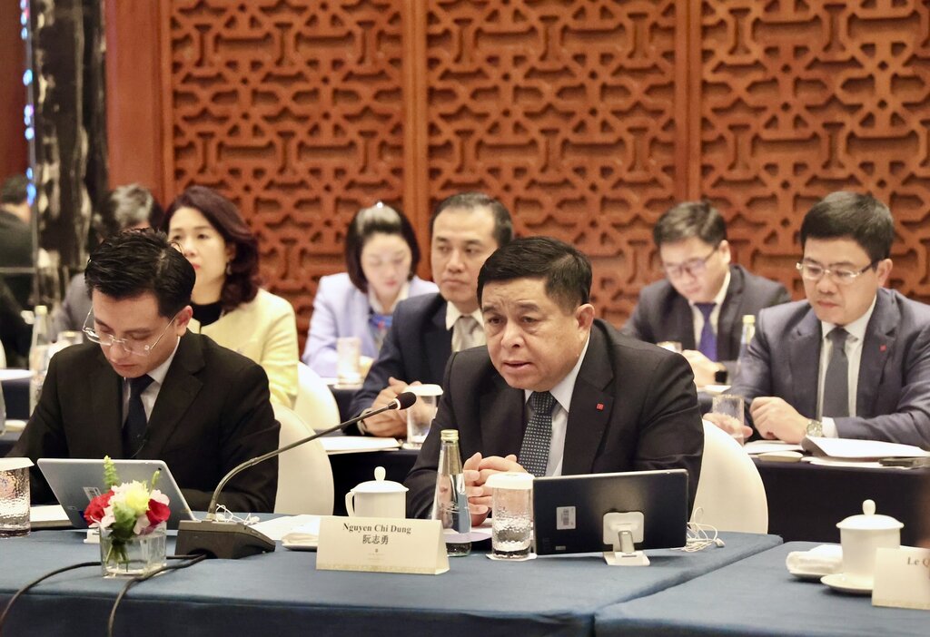 Deputy Prime Minister Nguyen Chi Dung at a meeting with Permanent Deputy Mayor of Shenzhen city Dao Vinh Han. Photo: VGP