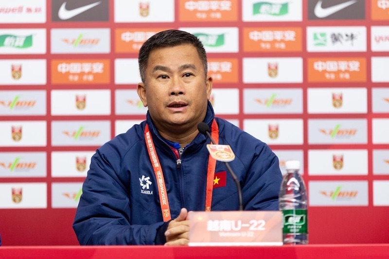 Coach Dinh Hong Vinh at a press conference before the 2025 U22 CFA Team China International Football Tournament. Photo: VFF