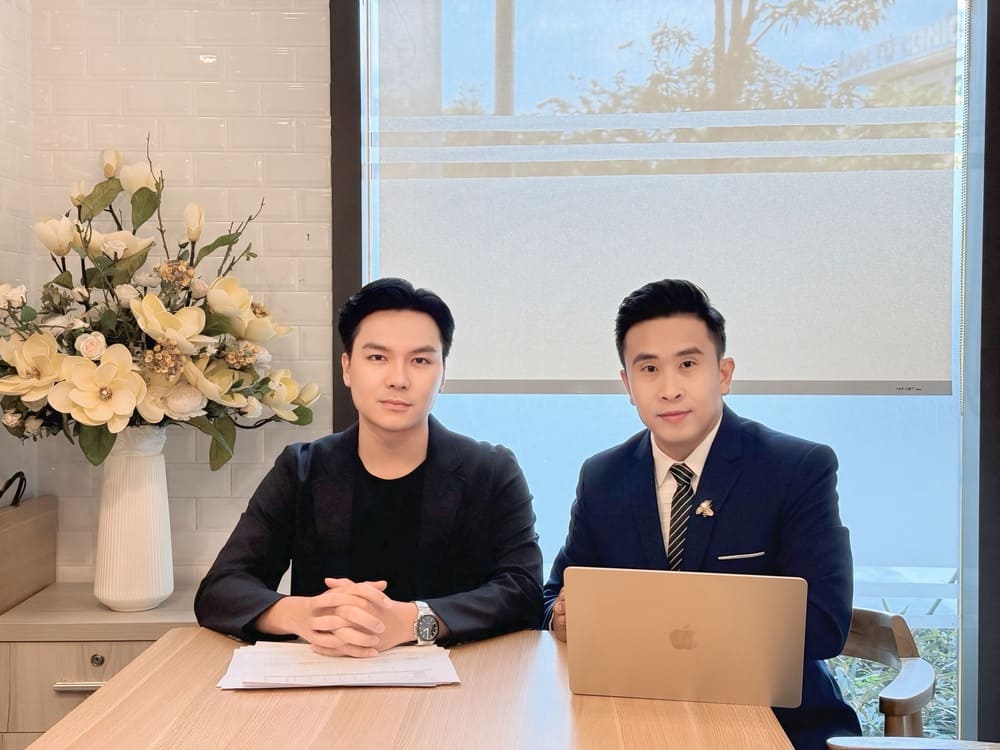 Ong Chu Tan Van - Chu tich Nam vuong Du lich The gioi tai Viet Nam va ong Nguyen Quoc Tri - CEO Mister Tourism in Vietnam trong buoi hop bao phan hoi ve nhung thong tin lien quan den cuoc thi. Anh: BTC