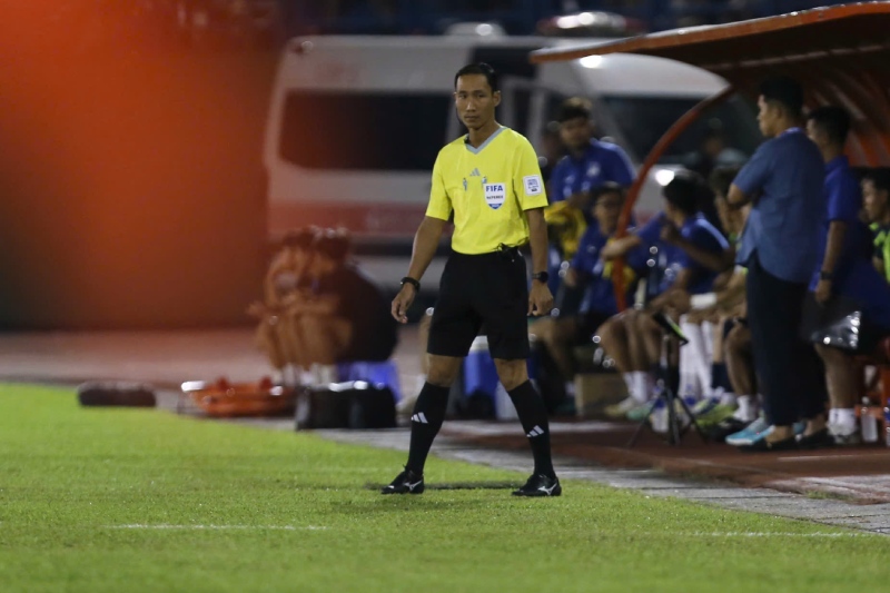 Referee Le Vu Linh was on duty in the match between Vietnam and Cambodia. Photo: Thanh Vu