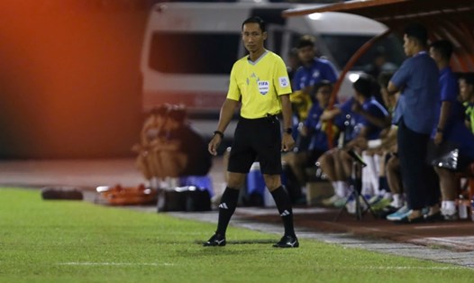 Trọng tài Lê Vũ Linh làm nhiệm vụ trong trận đấu giữa tuyển Việt Nam và Campuchia. Ảnh: Thanh Vũ