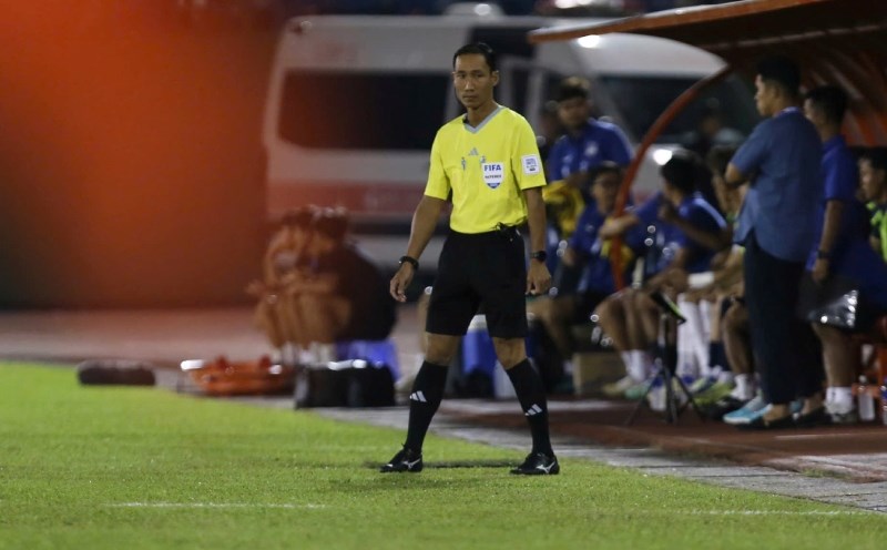 Referee Le Vu Linh was on duty in the match between Vietnam and Cambodia. Photo: Thanh Vu