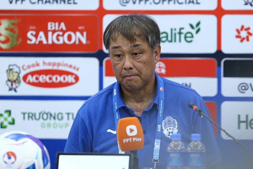 Coach Koji Gyotoku of the Vietnam team attended the press conference after the match with the Vietnam team. Photo: Thanh Vu