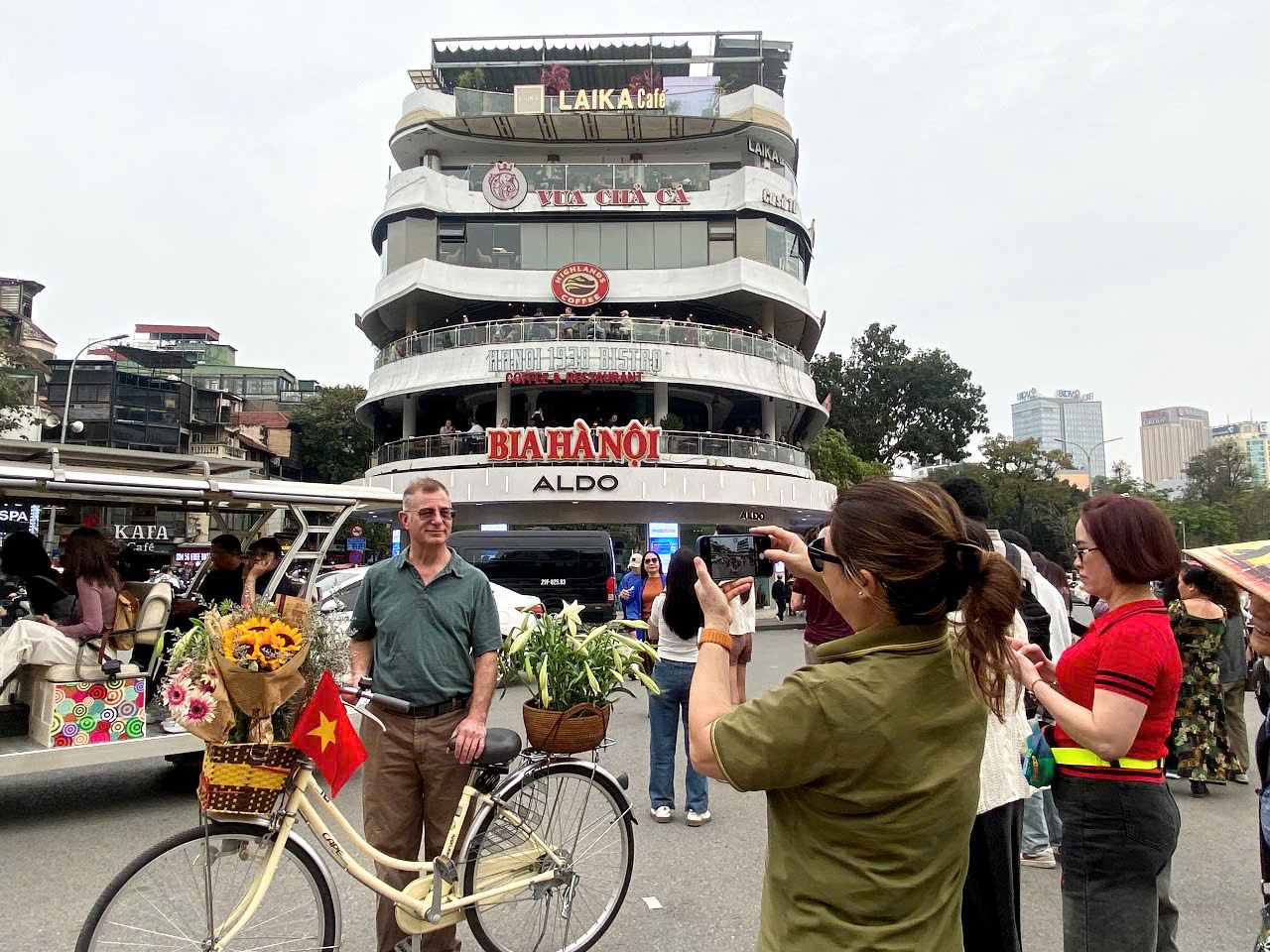 Ngay trong tuan chua phai thoi diem to chuc pho di bo nen nguoi dan va du khach khi “check-in” can dam bao an toan giao thong. Anh: Le Tuyen