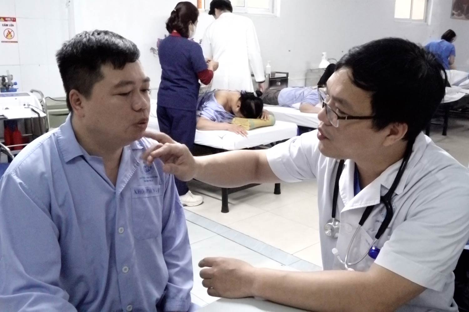 Doctor warns that the habit can cause mouth disturbances and facial paralysis