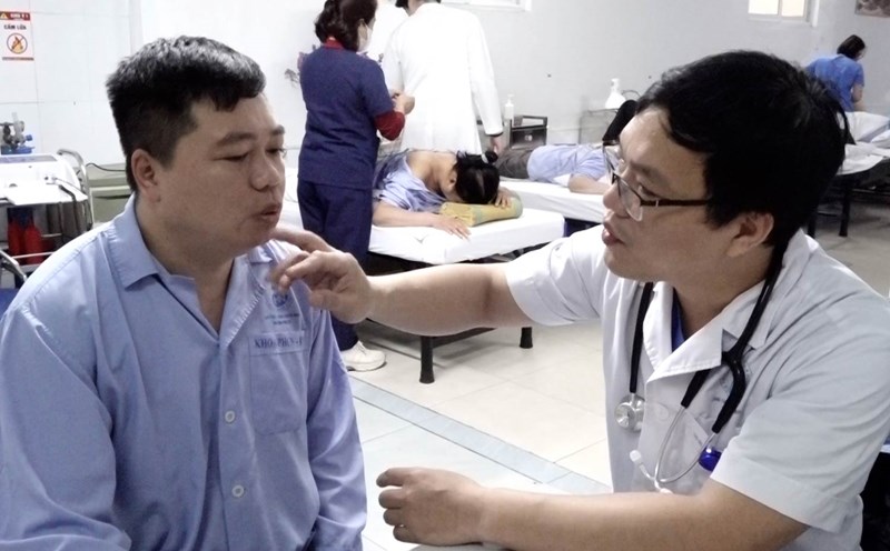 Doctor warns that the habit can cause mouth disturbances and facial paralysis