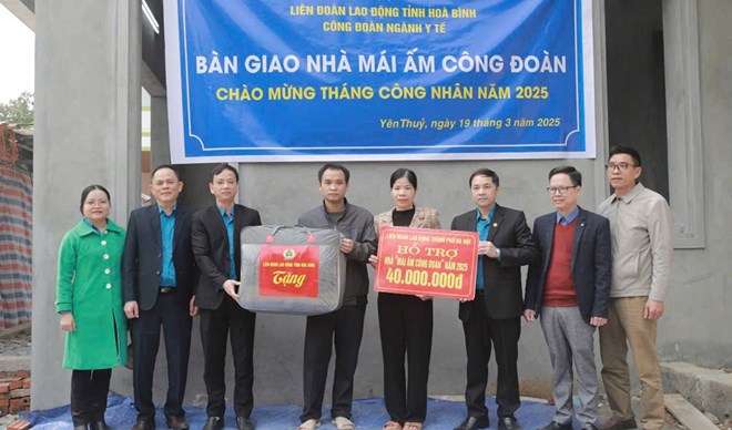 Trao nhà mái ấm công đoàn cho đoàn viên khó khăn ở Hòa Bình