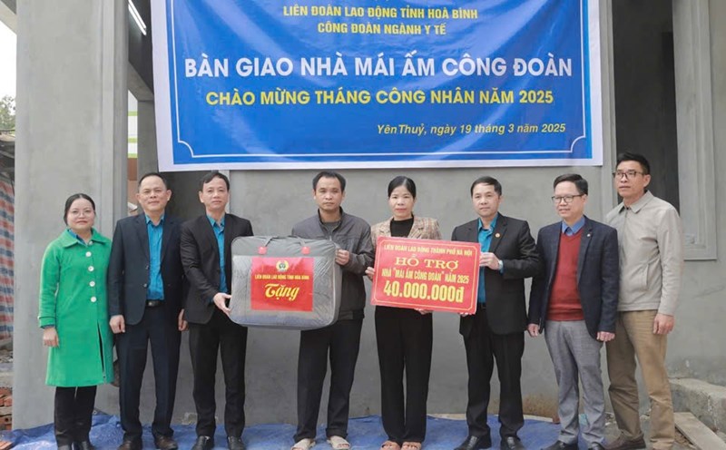 Leaders of the Provincial Federation of Labor and the Hoa Binh Health Sector Trade Union presented support funds and gifts to the family of Ms. Bui Thi Vui, a union member of the Yen Thuy District Medical Center Trade Union. Photo: Duc Anh