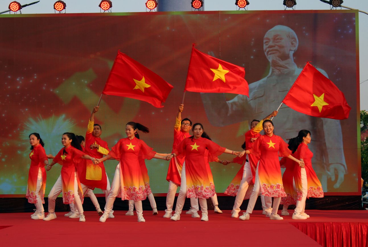 Tham chi con la thoi trang the hien tinh yeu que huong, To quoc, ma van rat duyen dang, thanh lich. Anh: Lam Dien