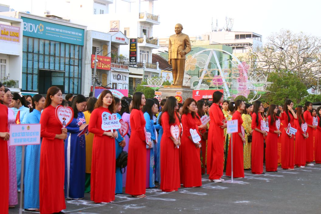 La trang phuc trang nghiem, quy phai tai cac buoi le, sinh hoat. Anh: Lam Dien