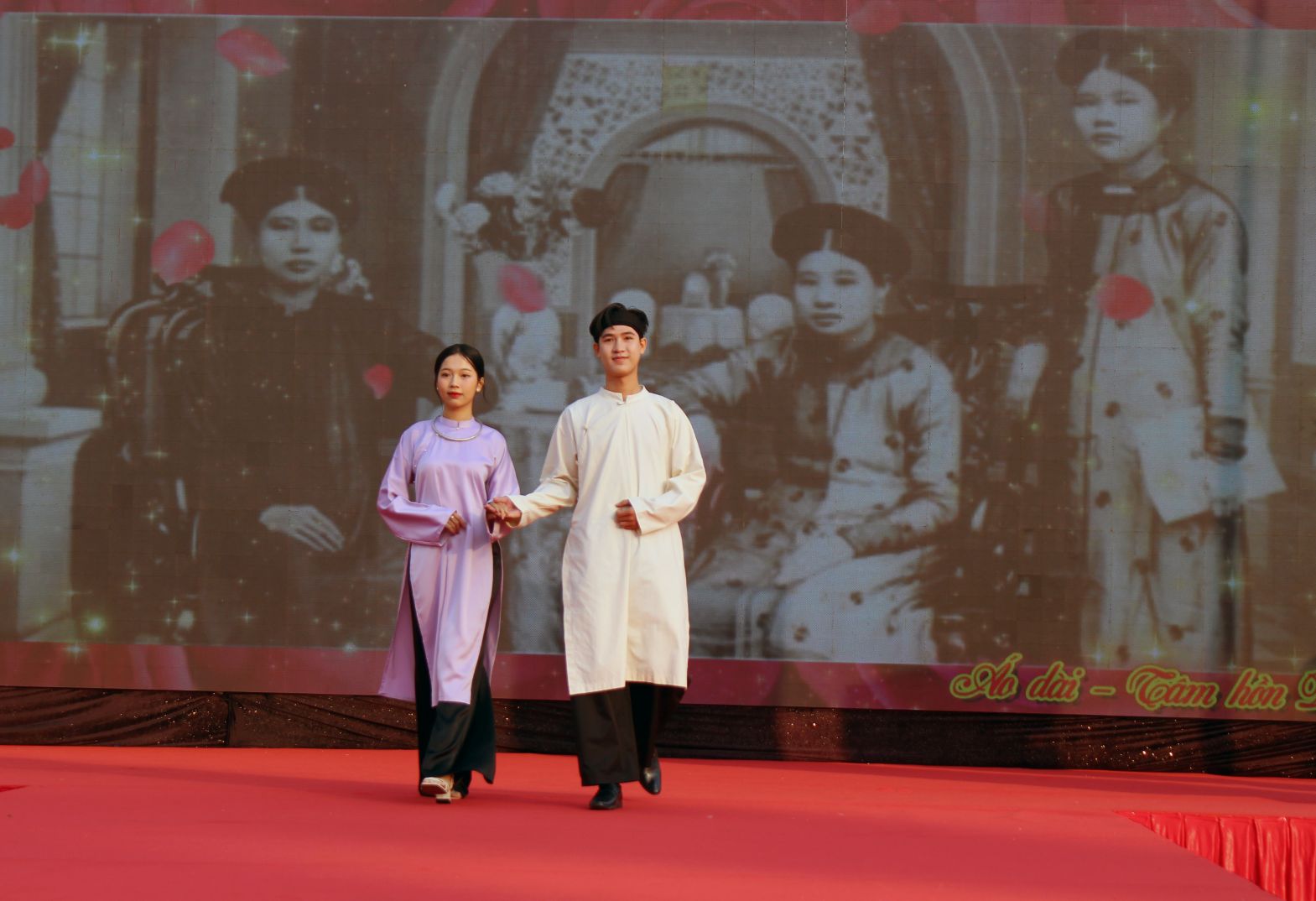 Tu cho la trang phuc doi thuong, ao dai dan tro thanh trang phuc cua nhung su kien cua ngay le, Tet... Anh: Lam Dien